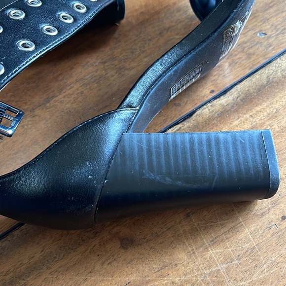 Super cute brad buckle high heels - Picture 5 of 8